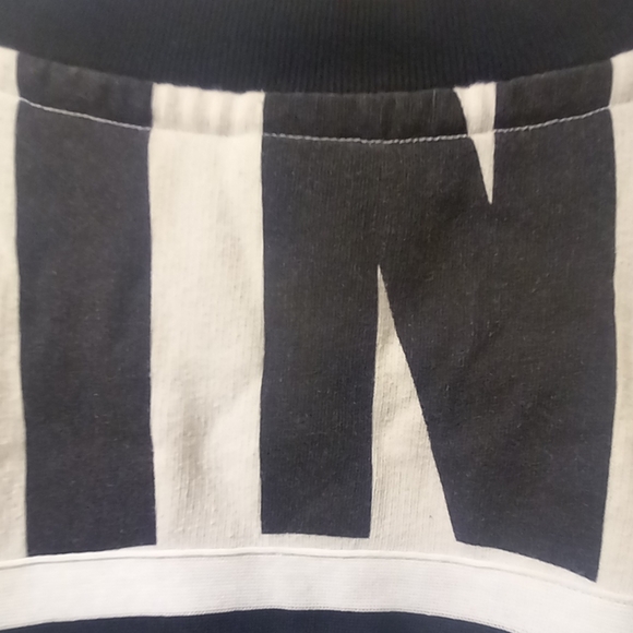 #19 Adorable VS Pink Crew 🤍🖤 - Picture 5 of 7